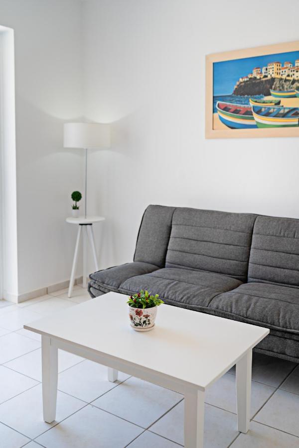 Azure Seaside Apts Magnisia Bagian luar foto
